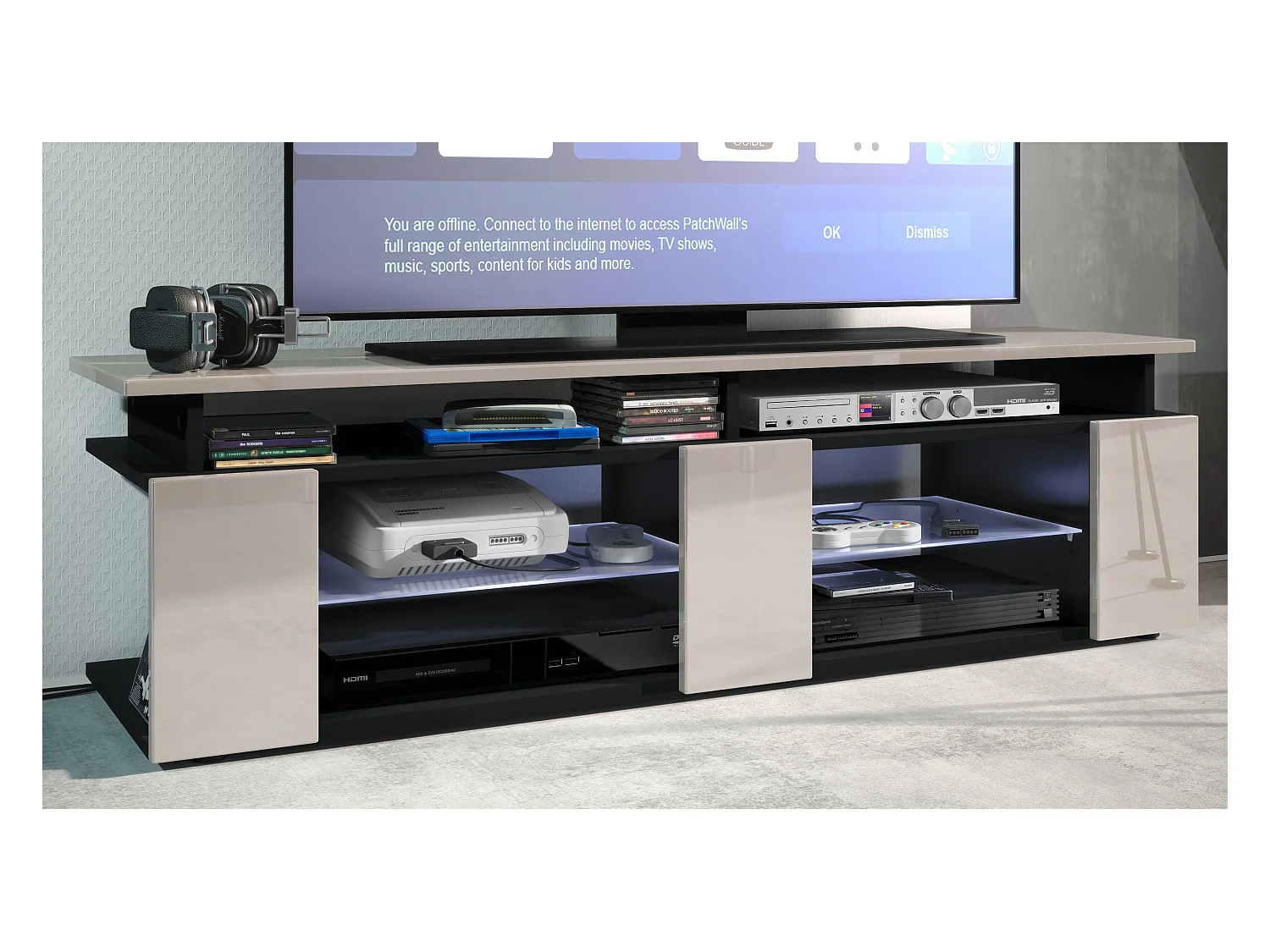 TV Board Movie V2 Game On Lowboard 138,5 x 39 x 39 cm éclairage LED inclus Blanc, caisson en noir mat, façades en gris sable haute brillance