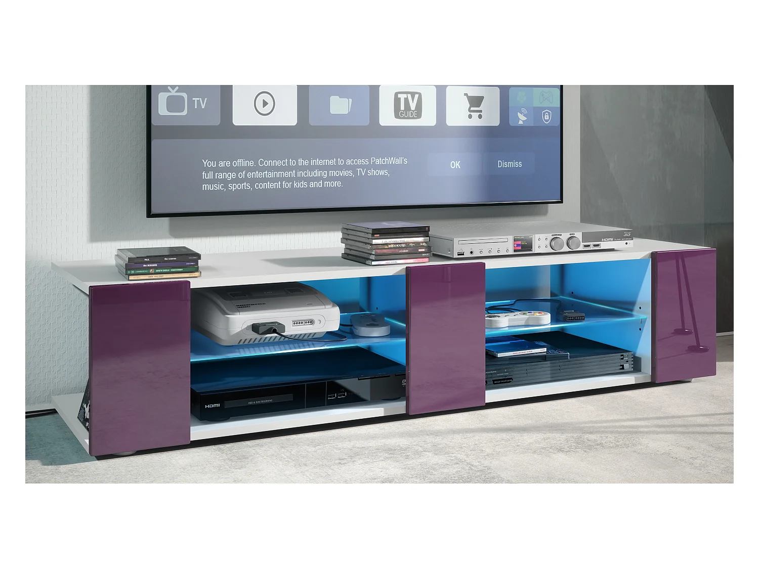 Buffet bas Movie V2, Meuble TV avec 6 compartiments ouverts et placages décoratifs, Blanc mat/Mûre brillant, éclairage LED bleu inclus (134 x 29 x 39 cm)