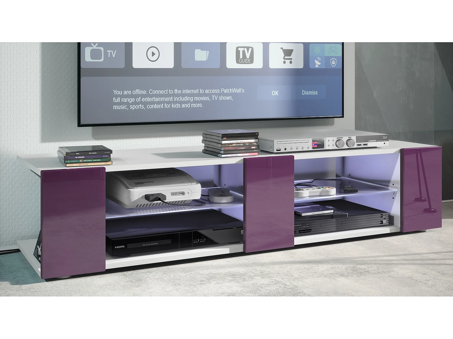 Buffet bas Movie V2, Meuble TV avec 6 compartiments ouverts et placages décoratifs, Blanc mat/Mûre brillant, éclairage LED blanc inclus (134 x 29 x 39 cm)