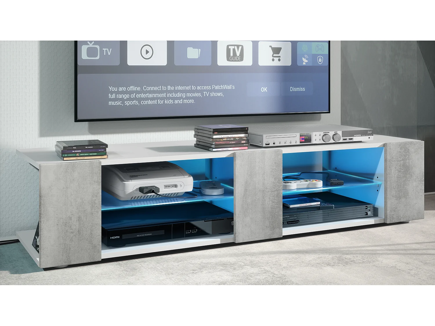 Buffet bas Movie V2, Meuble TV avec 6 compartiments ouverts et placages décoratifs, Blanc mat/Aspect Béton Oxyde, éclairage LED bleu inclus (134 x 29 x 39 cm)