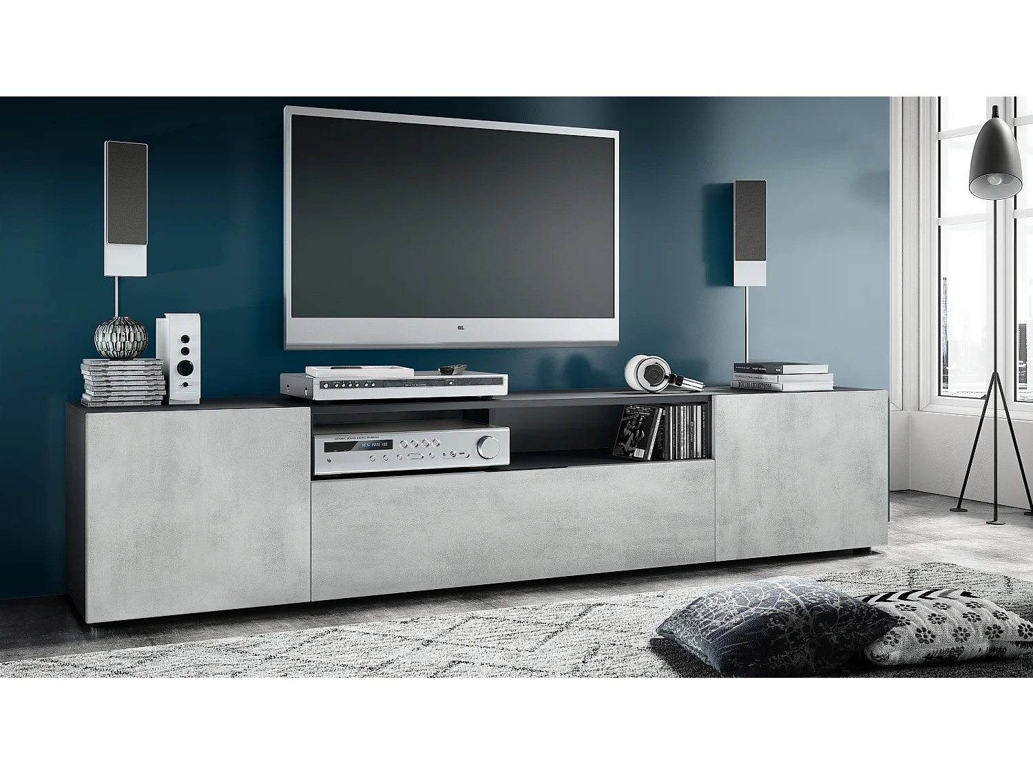 Buffet bas Mogan, Meuble TV avec 2 portes, 1 clapet et 1 compartiment ouvert, Noir mat/Aspect Béton Oxyde (181 x 39 x 35 cm)