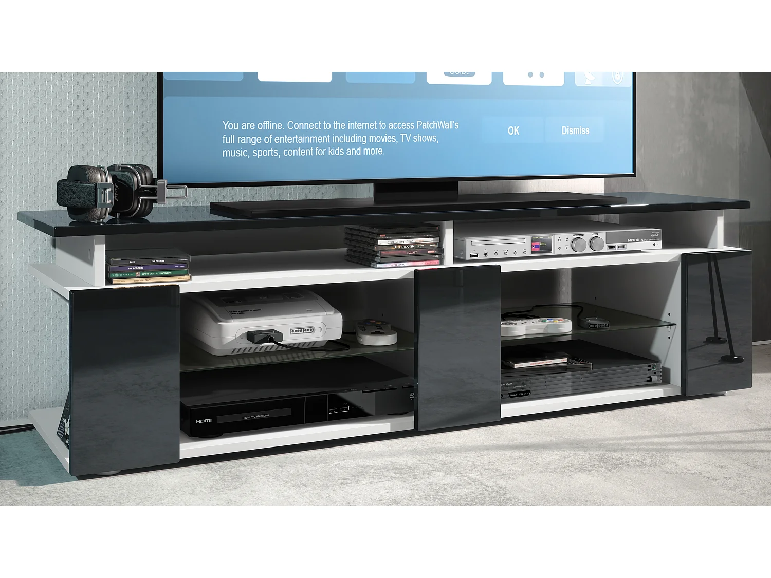 TV Board Movie V2 Game On Lowboard 138,5 x 39 x 39 cm , caisson en blanc mat, façades en noir haute brillance