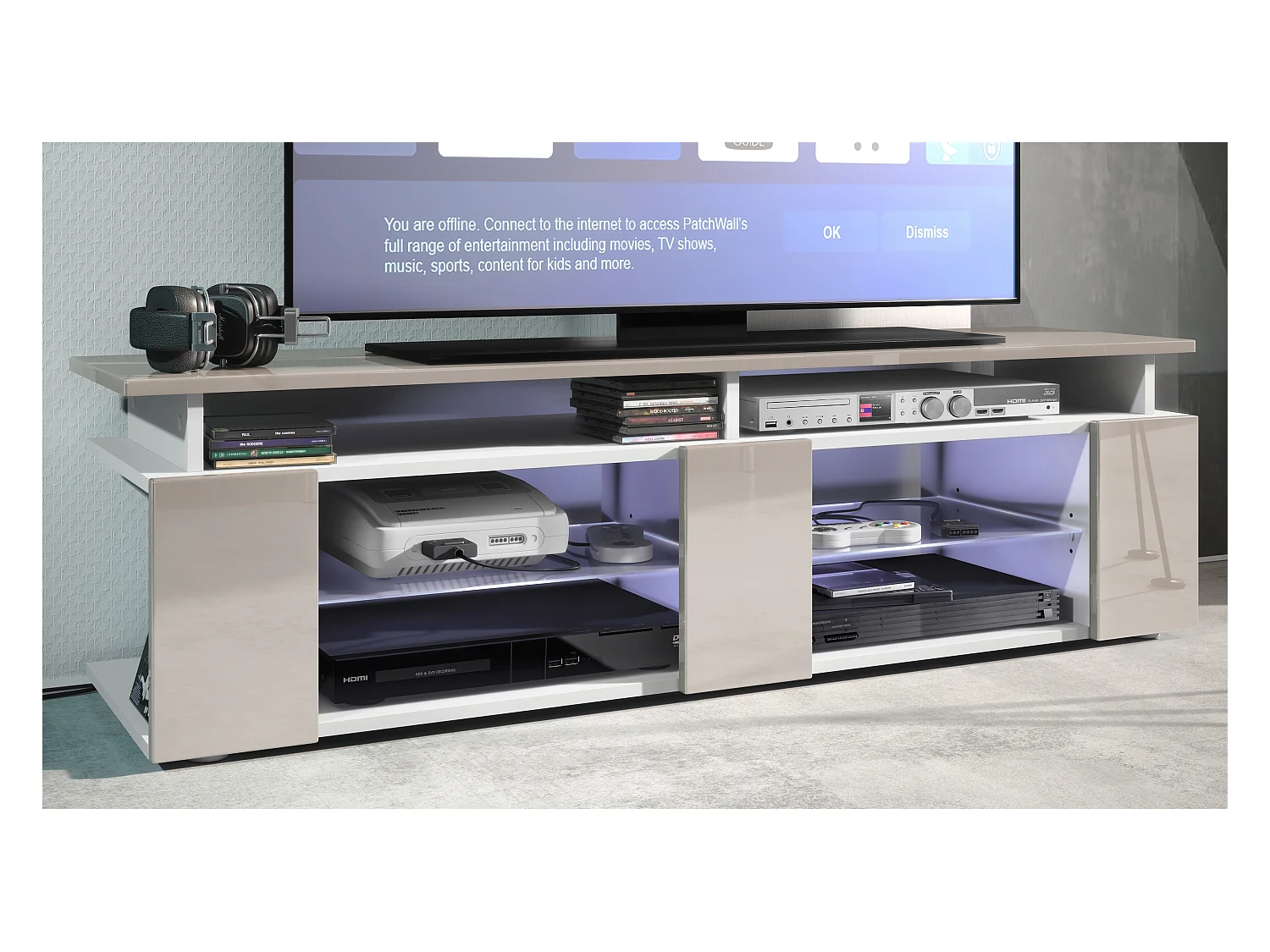 TV Board Movie V2 Game On Lowboard 138,5 x 39 x 39 cm éclairage LED inclus Blanc, caisson en blanc mat, façades en gris sable haute brillance