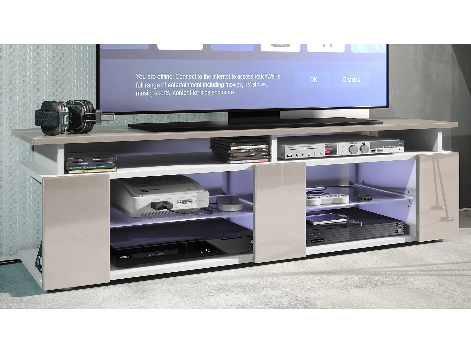 TV Board Movie V2 Game On Lowboard 138,5 x 39 x 39 cm éclairage LED inclus Blanc, caisson en blanc mat, façades en gris sable haute brillance