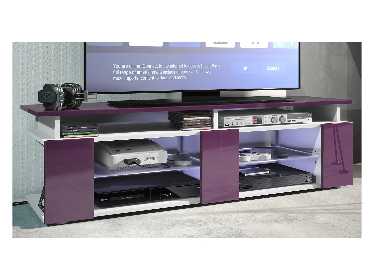 TV Board Movie V2 Game On Lowboard 138,5 x 39 x 39 cm éclairage LED inclus Blanc, caisson en blanc mat, façades en mûre haute brillance