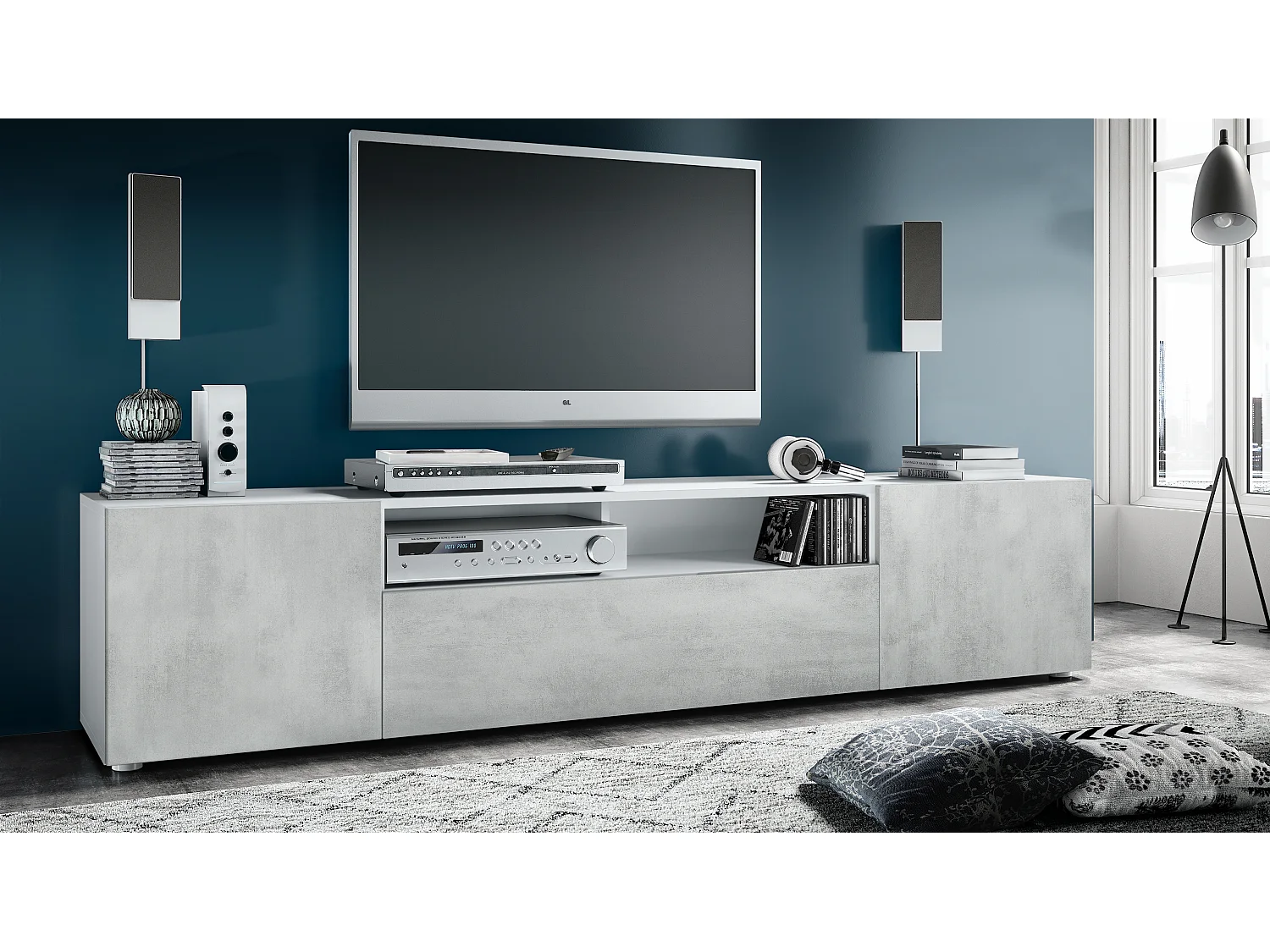 Buffet bas Mogan, Meuble TV avec 2 portes, 1 clapet et 1 compartiment ouvert, Blanc mat/Aspect Béton Oxyde (181 x 39 x 35 cm)