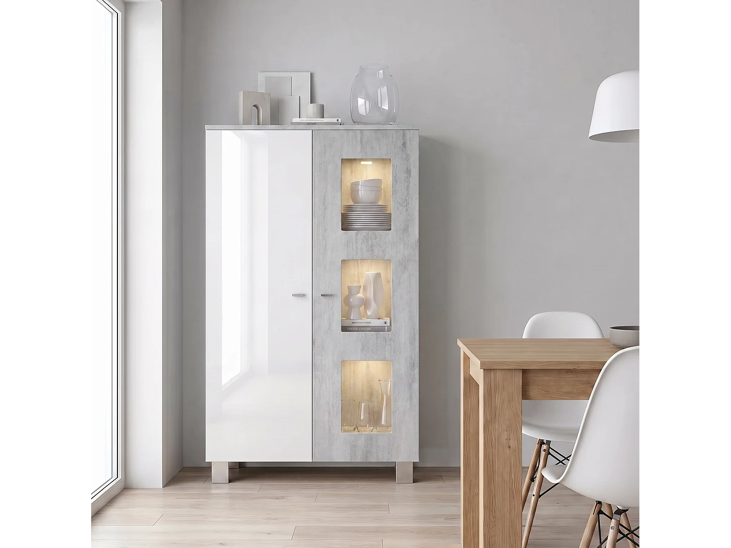 Vitrine de salon Denjo, Vitrine sur pied avec 2 portes et 3 vitres, Blanc mat/Blanc brillant/Aspect Béton Oxyde, éclairage LED inclus (71 x 129 x 35 cm)