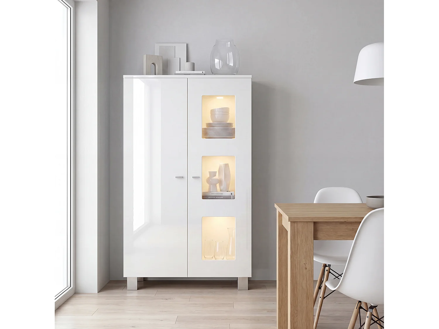 Vitrine de salon Denjo, Vitrine sur pied avec 2 portes et 3 vitres, Blanc mat/Blanc haute brillance, éclairage LED inclus (71 x 129 x 35 cm)