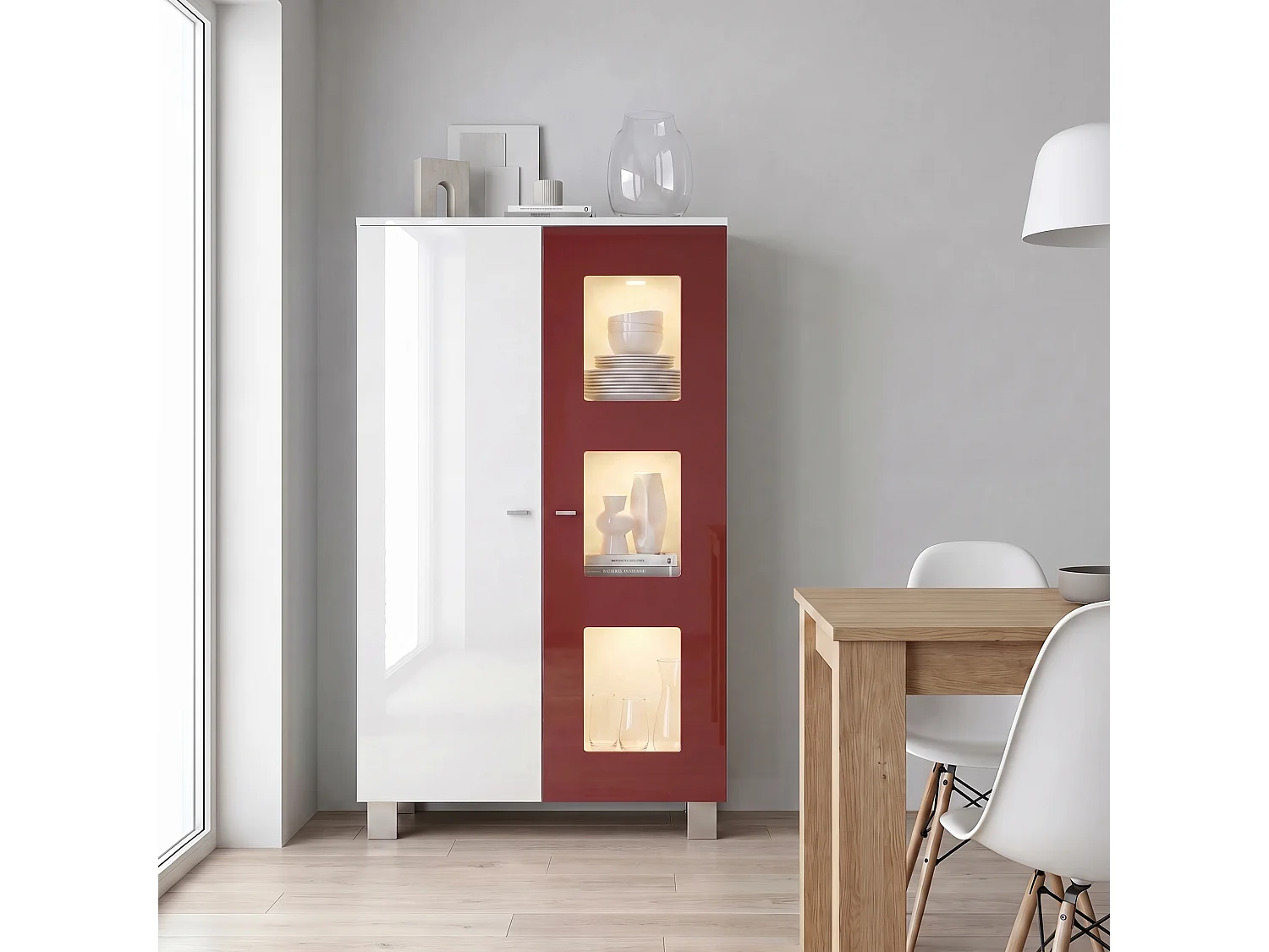 Vitrine de salon Denjo, Vitrine sur pied avec 2 portes et 3 vitres, Blanc mat/Blanc brillant/Bordeaux brillant, éclairage LED inclus (71 x 129 x 35 cm)