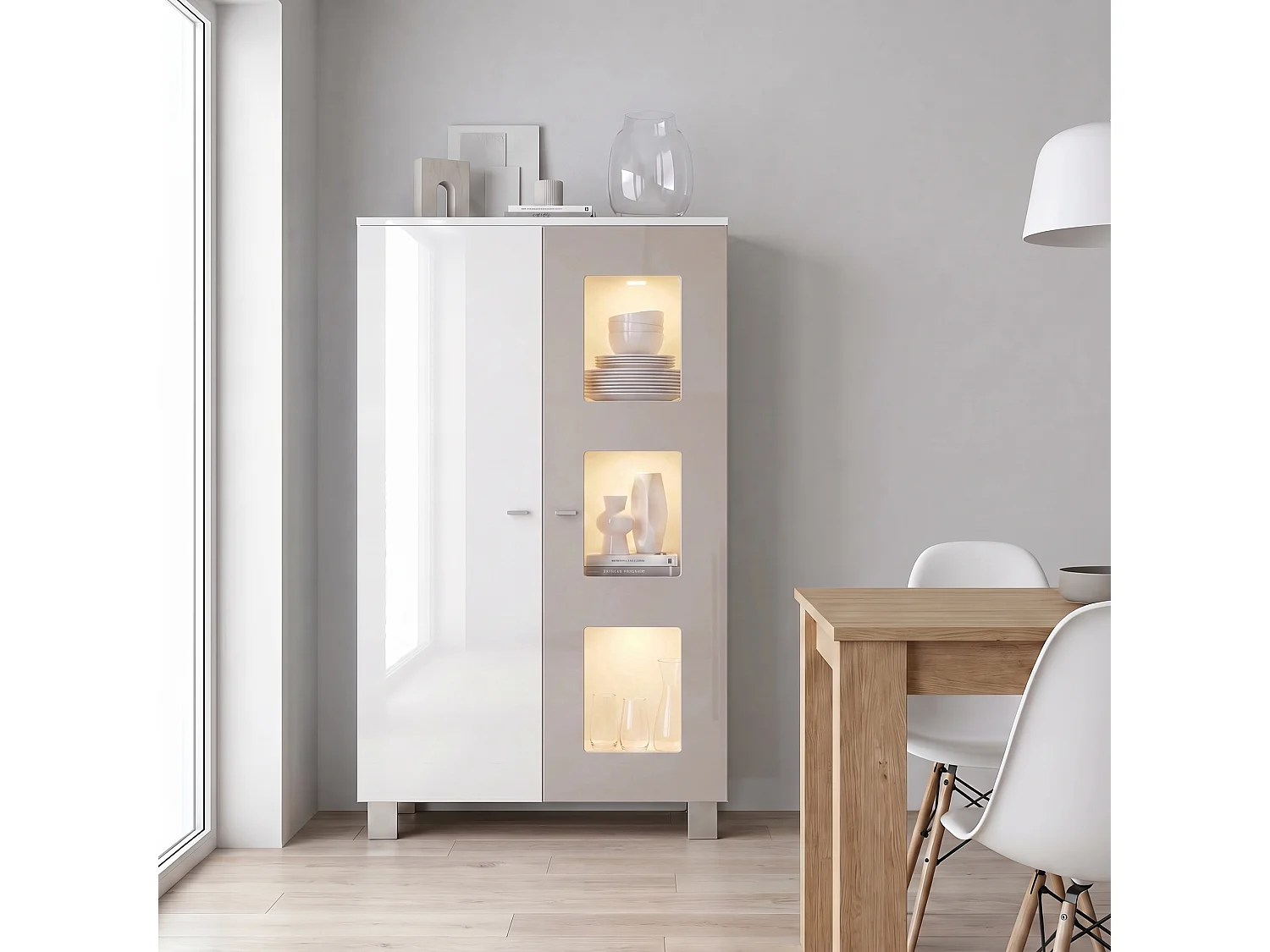 Vitrine de salon Denjo, Vitrine sur pied avec 2 portes et 3 vitres, Blanc mat/Blanc brillant/Gris sable brillant, éclairage LED inclus (71 x 129 x 35 cm)