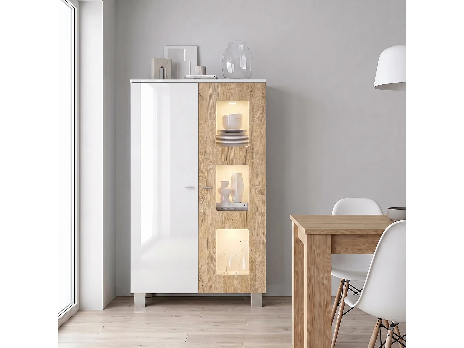 Vitrine de salon Denjo, Vitrine sur pied avec 2 portes et 3 vitres, Blanc mat/Blanc haute brillance/Chêne Nature, éclairage LED inclus (71 x 129 x 35 cm)