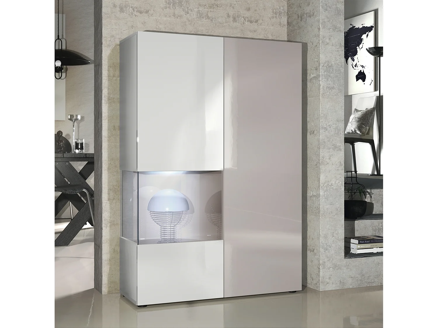 Armadio espositivo alto Morena, struttura in bianco opaco / anta destra e inserto in grigio sabbia lucido con illuminazione a LED