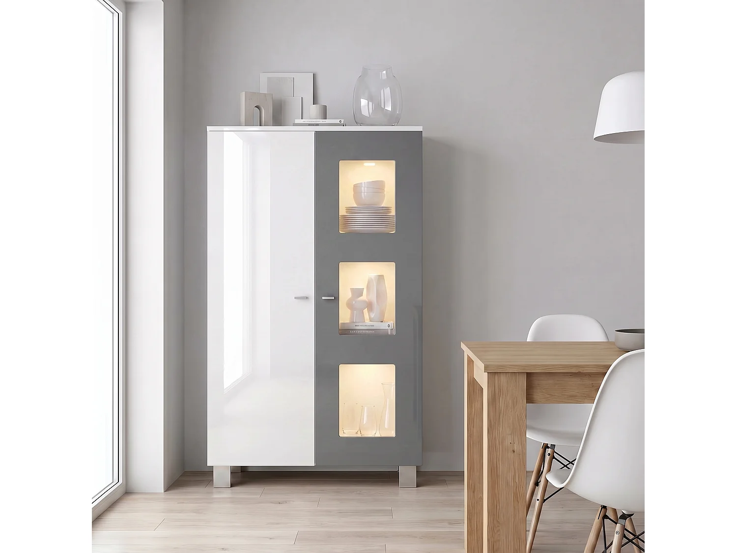 Vitrine de salon Denjo, Vitrine sur pied avec 2 portes et 3 vitres, Blanc mat/Blanc brillant/Gris haute brillance, éclairage LED inclus (71 x 129 x 35 cm)