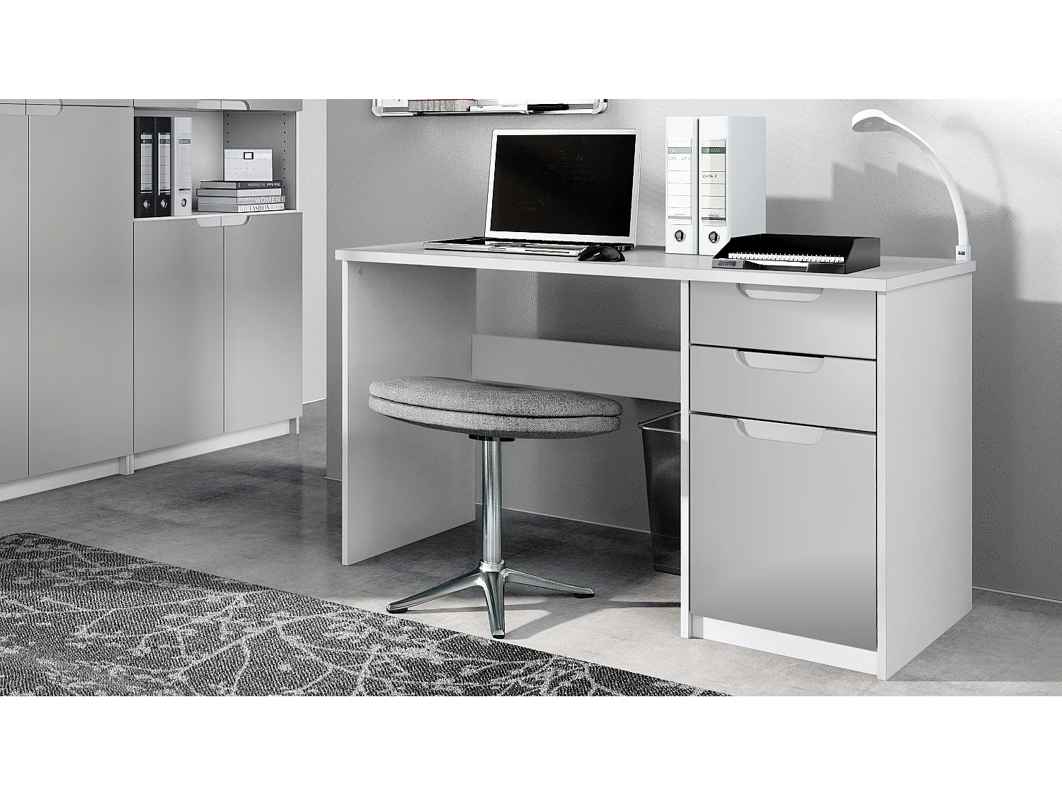 Logan Desk, scrivania per ufficio con 2 cassetti e 1 anta, bianco opaco/grigio chiaro semilucido (129 x 76 x 60 cm)