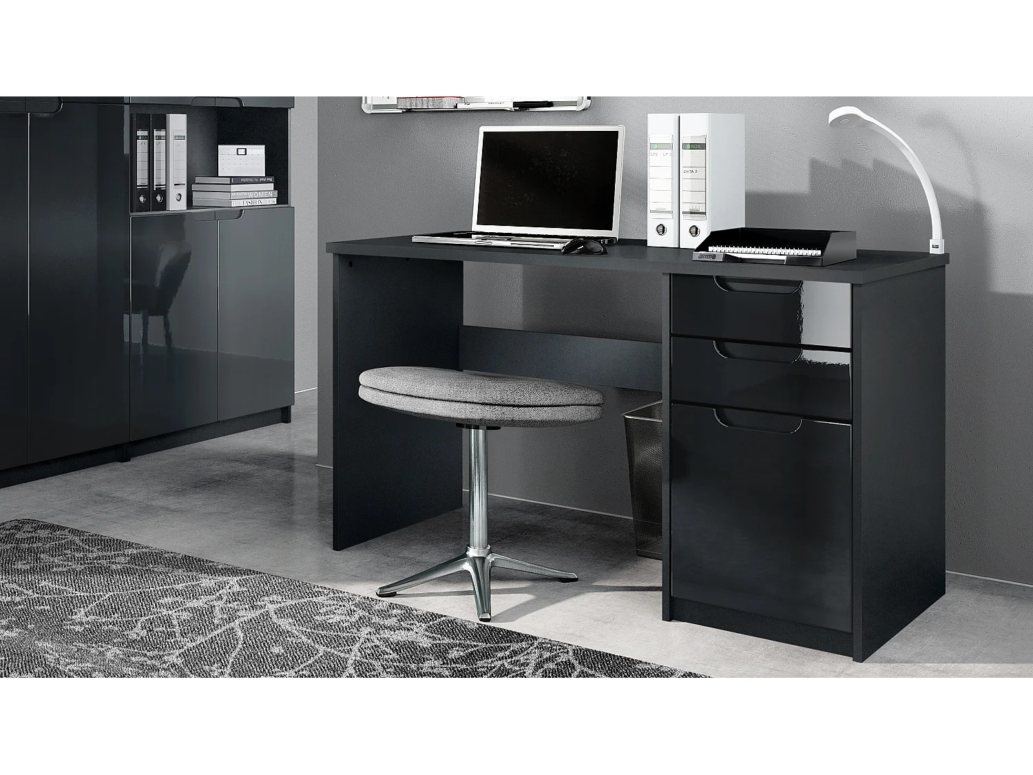 Logan Desk, scrivania per ufficio con 2 cassetti e 1 anta, nero opaco/nero lucido (129 x 76 x 60 cm)