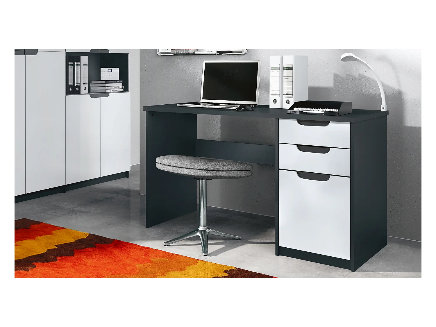 Bureau Logan, Petit bureau avec 2 tiroirs et d’une porte, noir mat/blanc mat (129 x 76 x 60 cm)