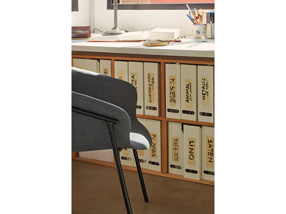 Set mit 2 dunkelgrauen Polyesterstühlen 66x79 h47 cm