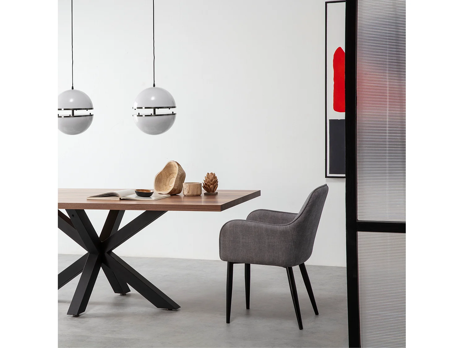 Set mit 2 hellgrauen Polyesterstühlen