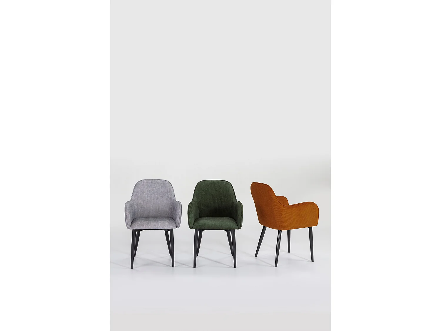 Set mit 2 hellgrauen Polyesterstühlen