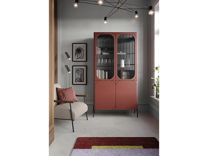 Vitrine 2 deuren met metalen voet in bordeauxrood 104x200 cm
