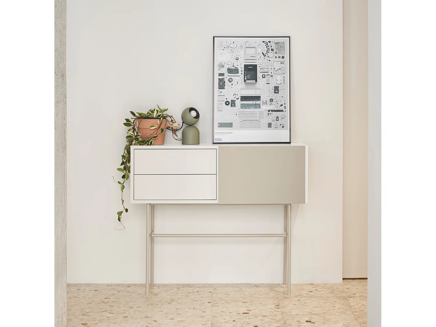 Console avec 2 tiroirs et porte coulissante laquée crème 110x90 cm