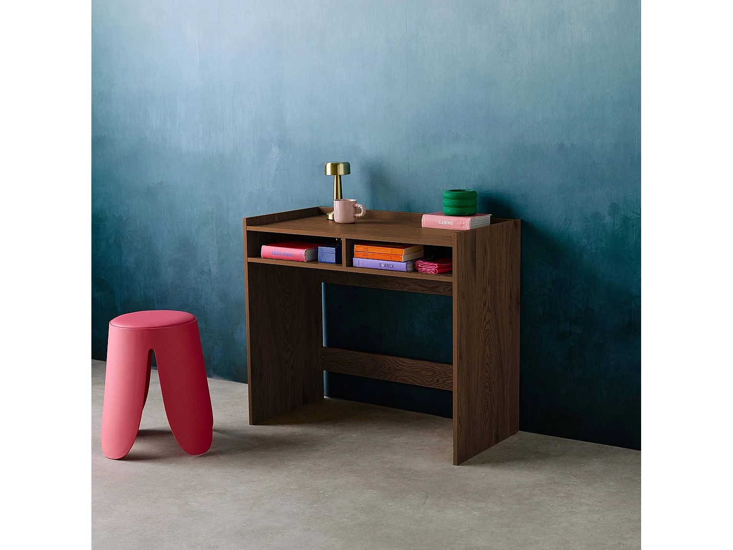 Escritorio decorativo de madera con 2 compartimentos  teñido en nogal