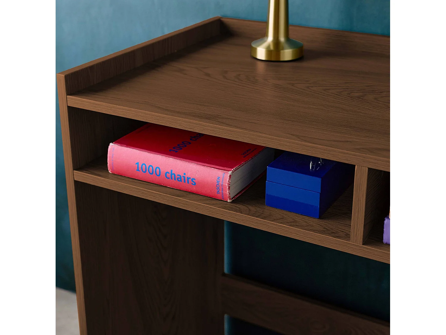 Escritorio decorativo de madera con 2 compartimentos  teñido en nogal