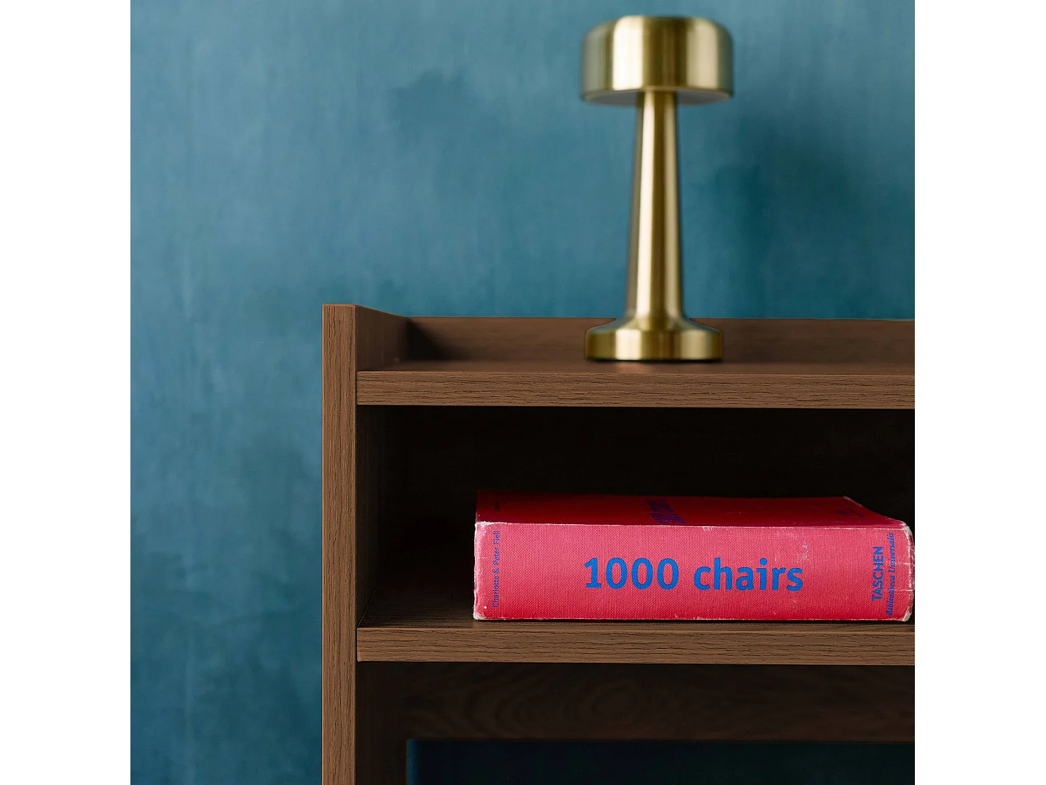 Escritorio decorativo de madera con 2 compartimentos  teñido en nogal