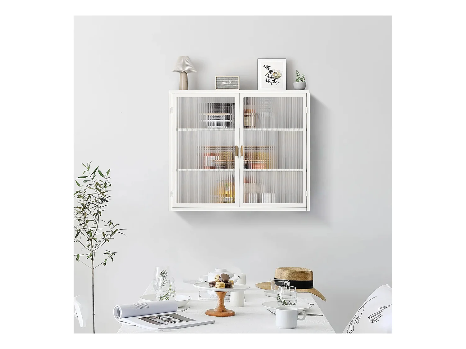 Moderner zweitüriger, dreistöckiger Hängeschrank mit 70 cm hohen Glastüren für den Eingangsbereich