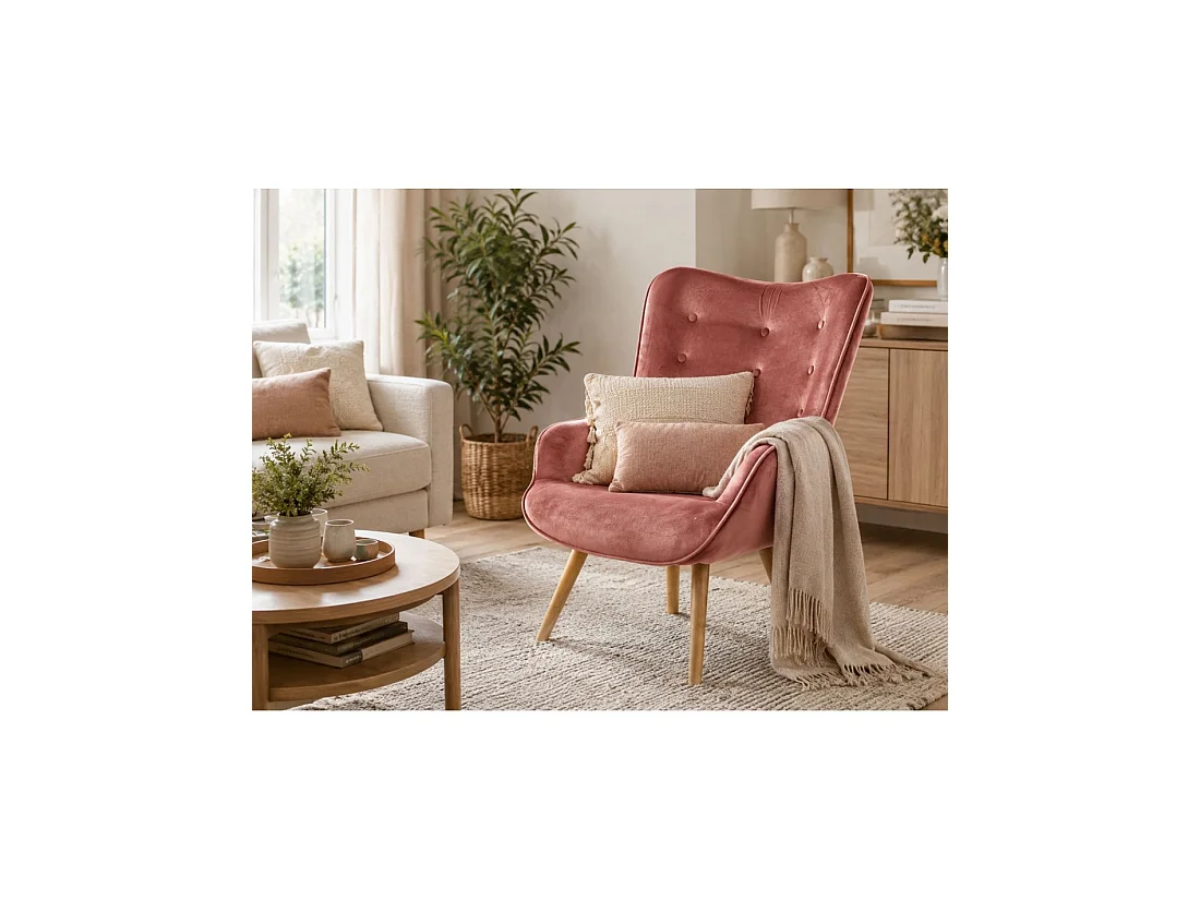 Roze fluwelen salonstoel met houten poten uit de ENJOY-collectie. Scandinavische stijl