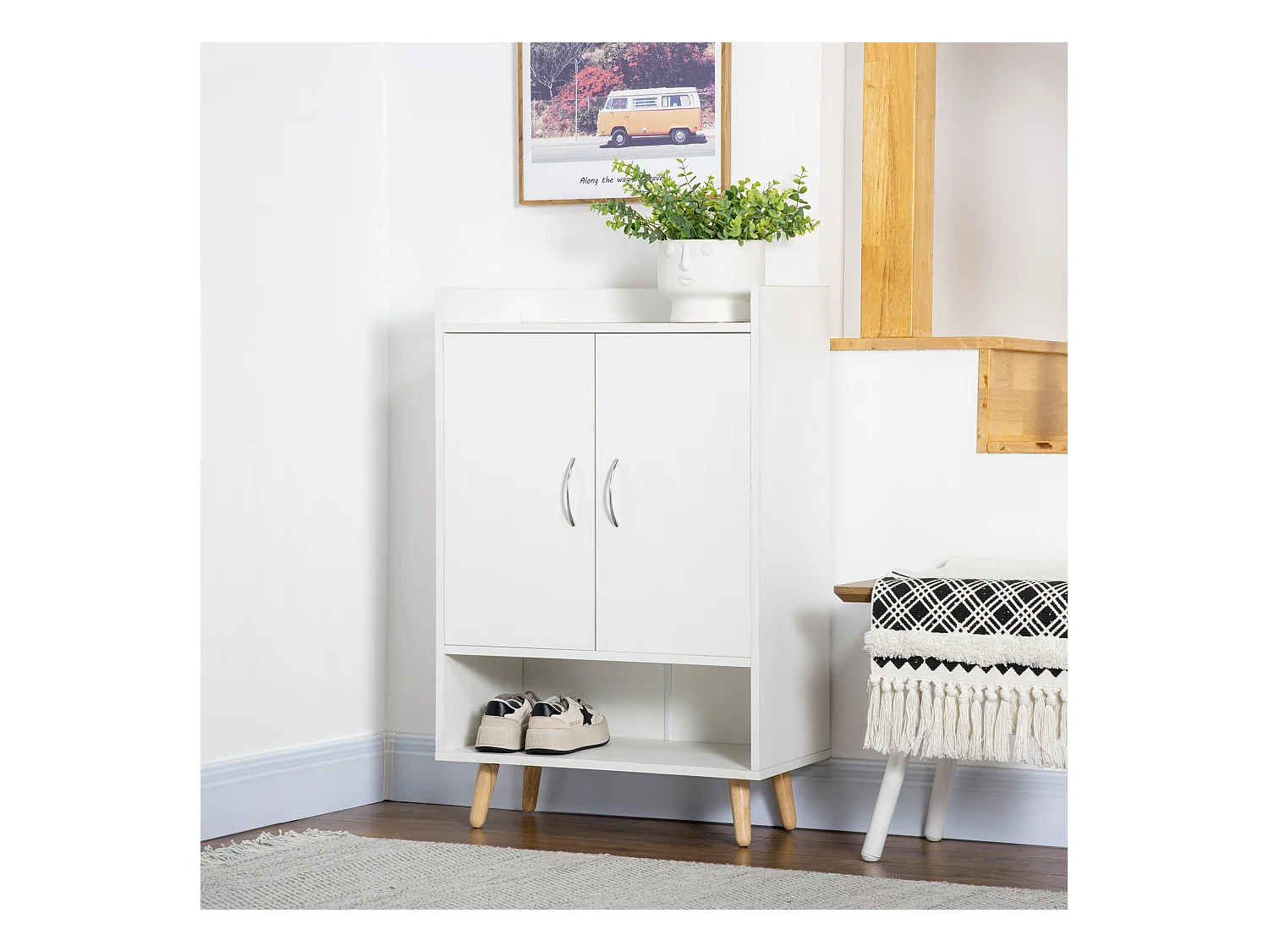 Meuble à chaussures scandinave placard 2 portes 4 étagères pieds effilés inclinés bois panneaux particules blanc