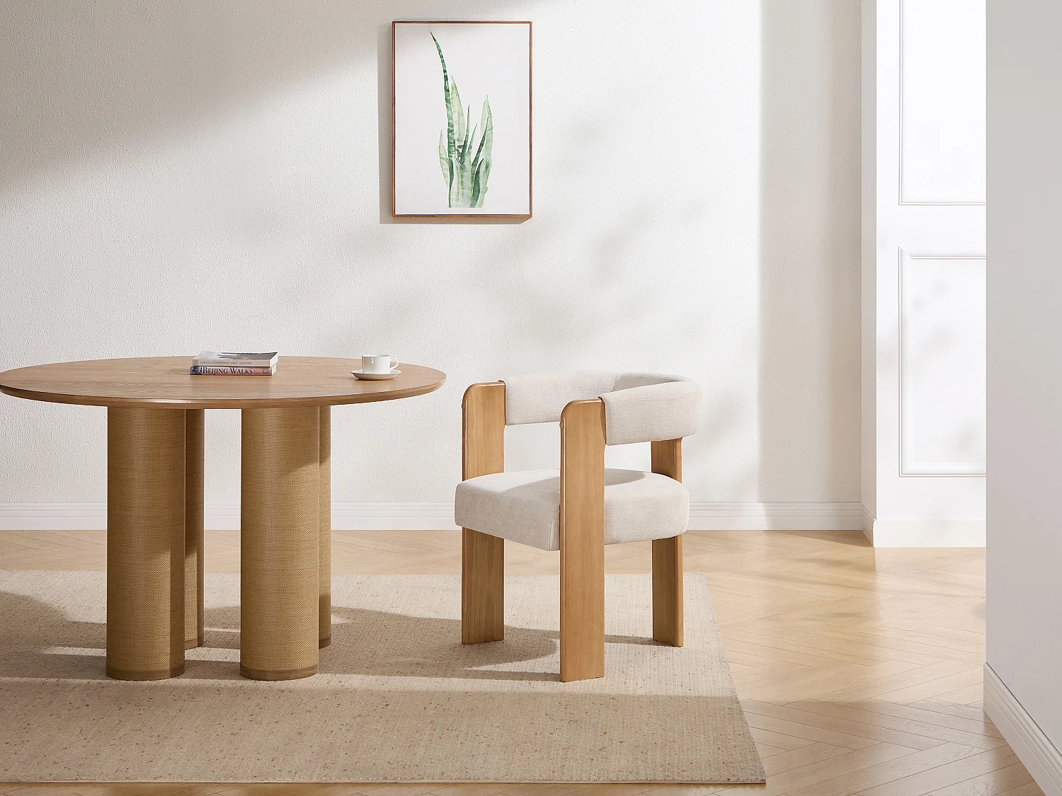 Chaise avec accoudoirs en tissu texturé et bois d'hévéa - Crème et naturel clair - LUDVIKA