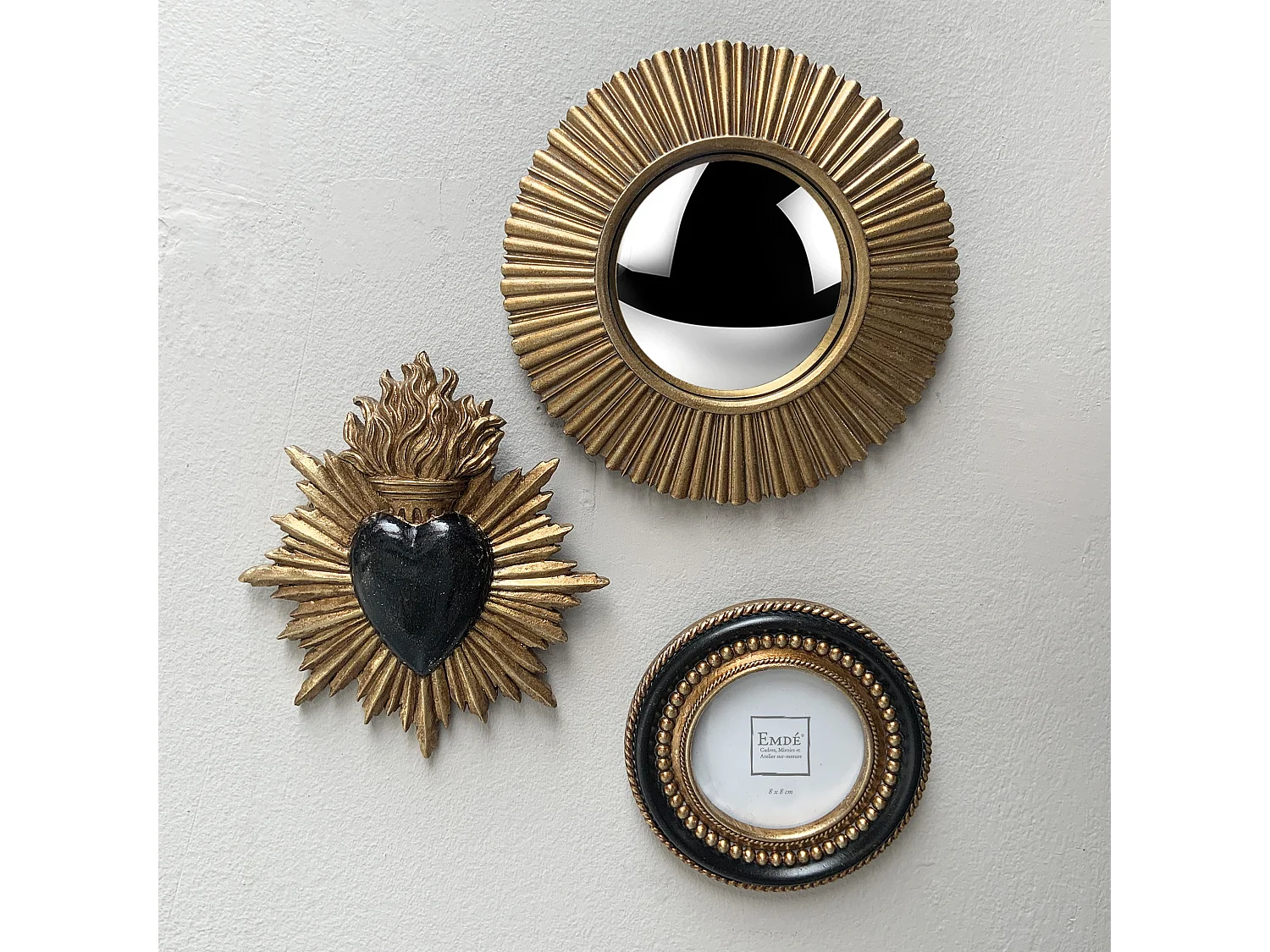 Lot ex voto, cadre perle et miroir convexe noir et doré