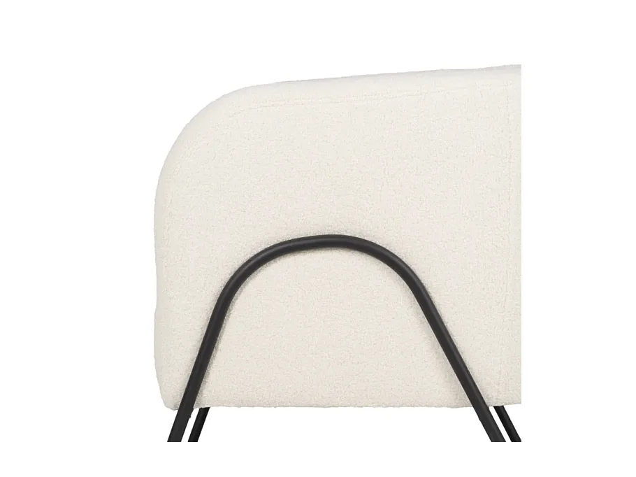 Fauteuil bouclé blanc accoudoirs cintrés structure métal moderne FALORIA