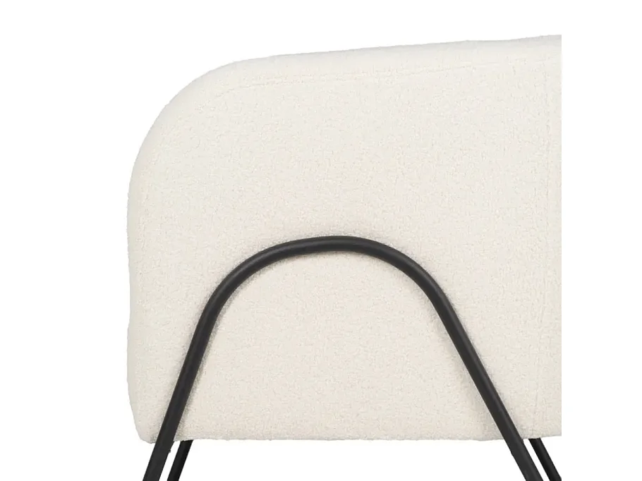 Fauteuil bouclé blanc accoudoirs cintrés structure métal moderne FALORIA