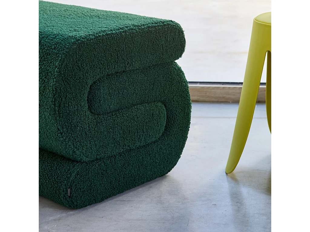 Puff de diseño en borreguito verde