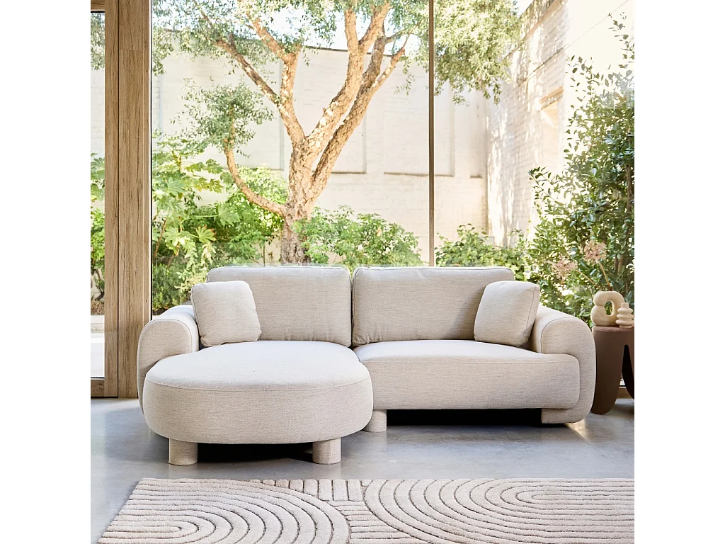 Sofá esquinero izquierdo con patas redondas de 3 plazas crema