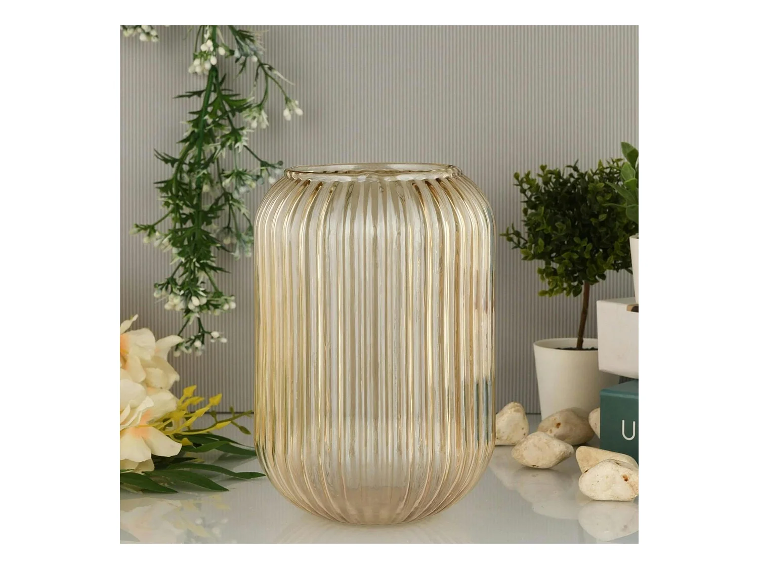 Vase en verre rainuré ambré – style vintage