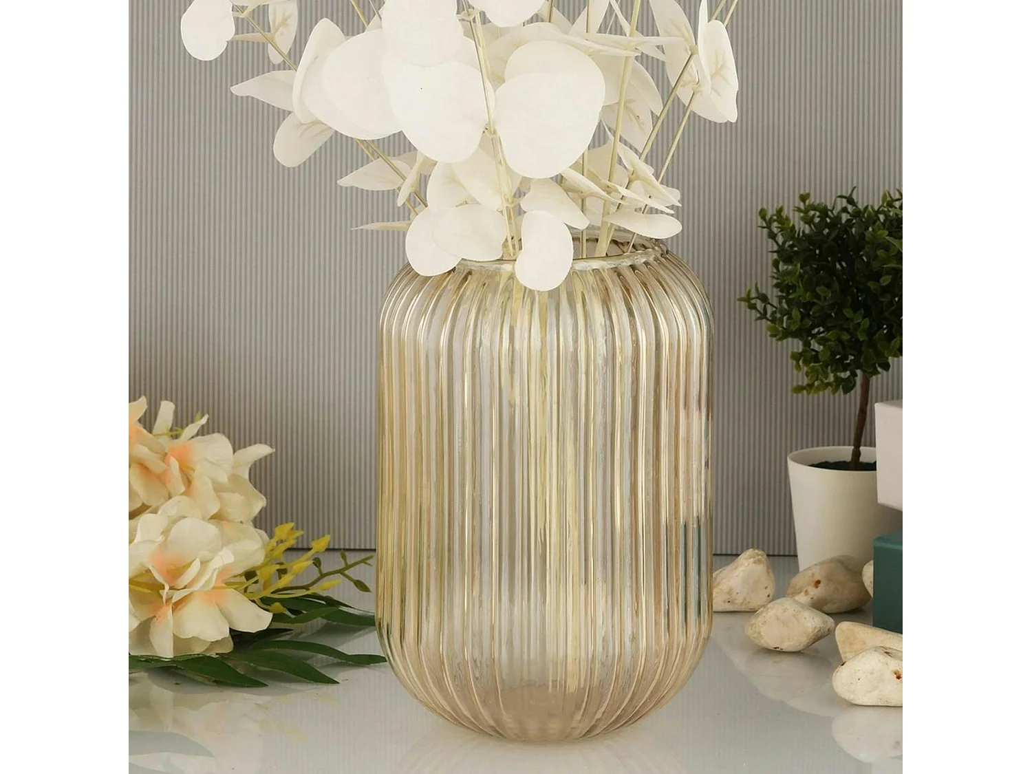 Vase en verre rainuré ambré – style vintage