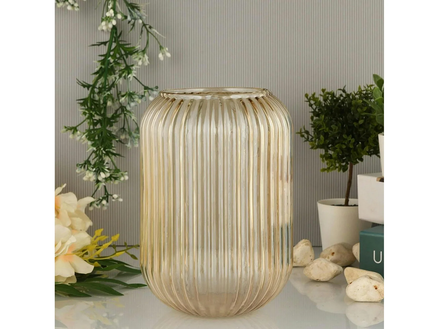 Vase en verre rainuré ambré – style vintage