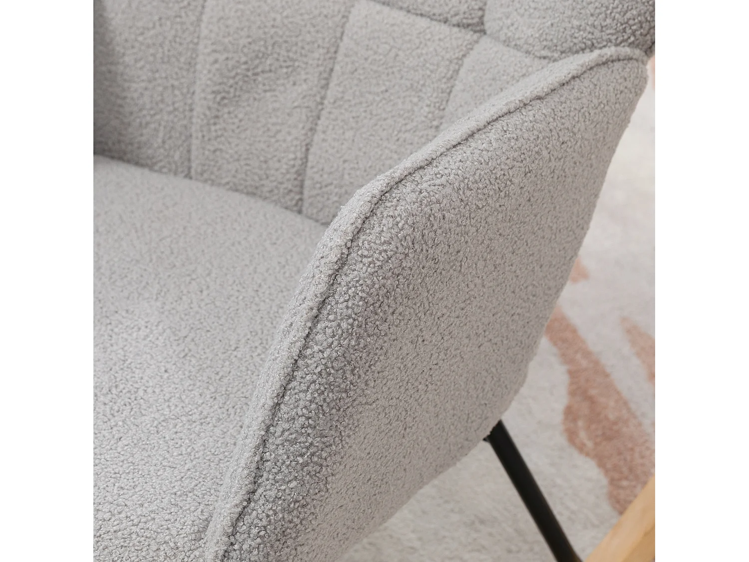 Fauteuil à bascule, rocking chair chiné, cadre en acier et pieds en bois, gris clair