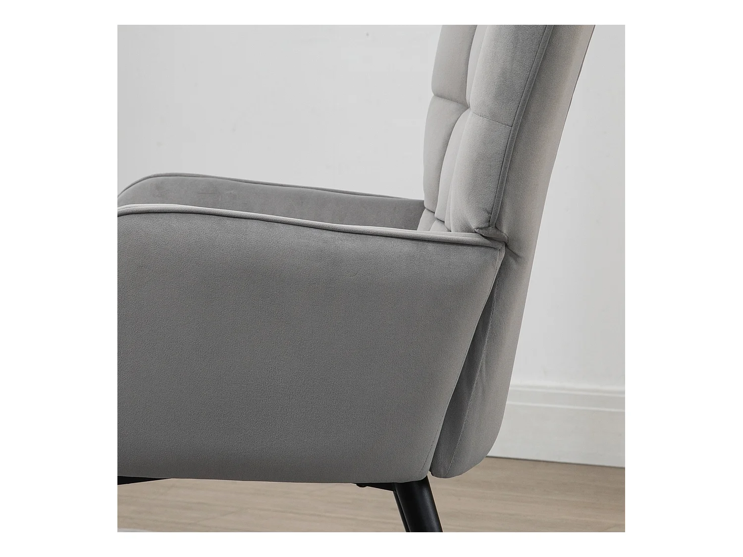 Fauteuil avec tabouret en velours gris clair, pieds en métal noir