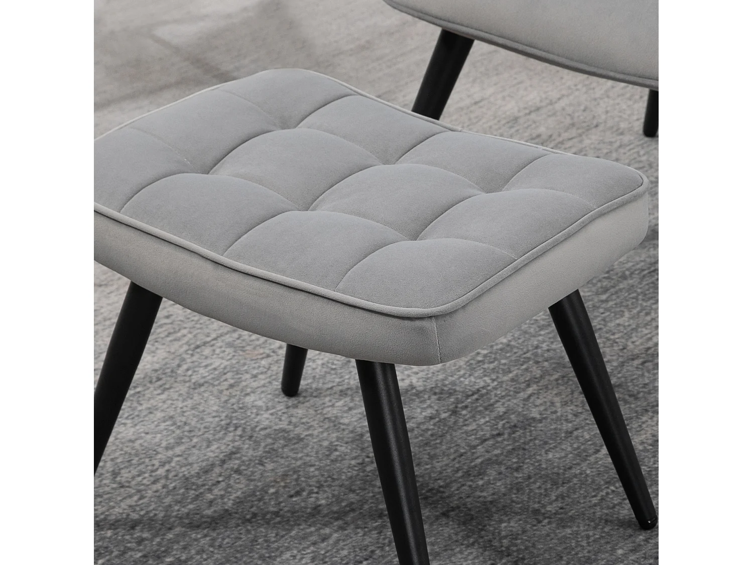 Poltrona con sgabello in velluto grigio chiaro, gambe in metallo nero