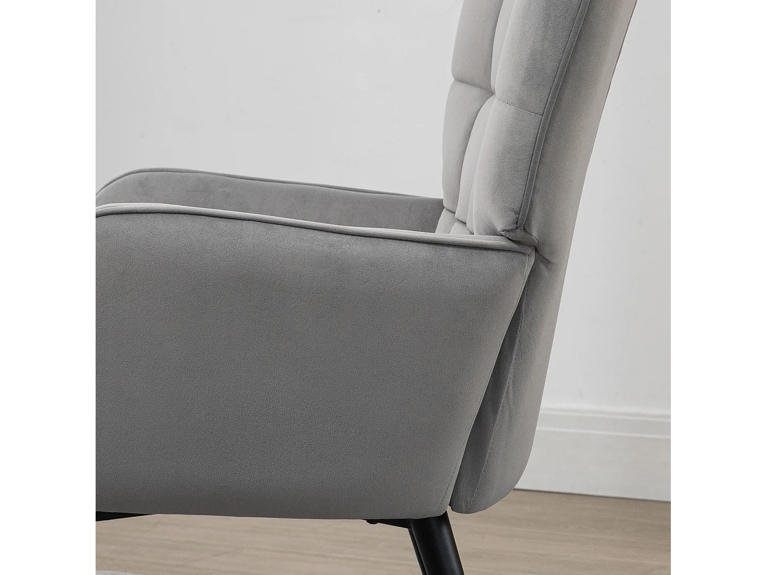 Poltrona con sgabello in velluto grigio chiaro, gambe in metallo nero