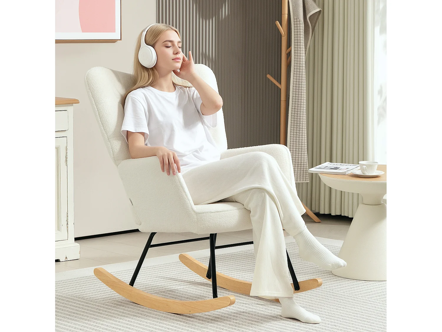 Fauteuil à bascule, rocking chair chiné, cadre en acier et pieds en bois, blanc