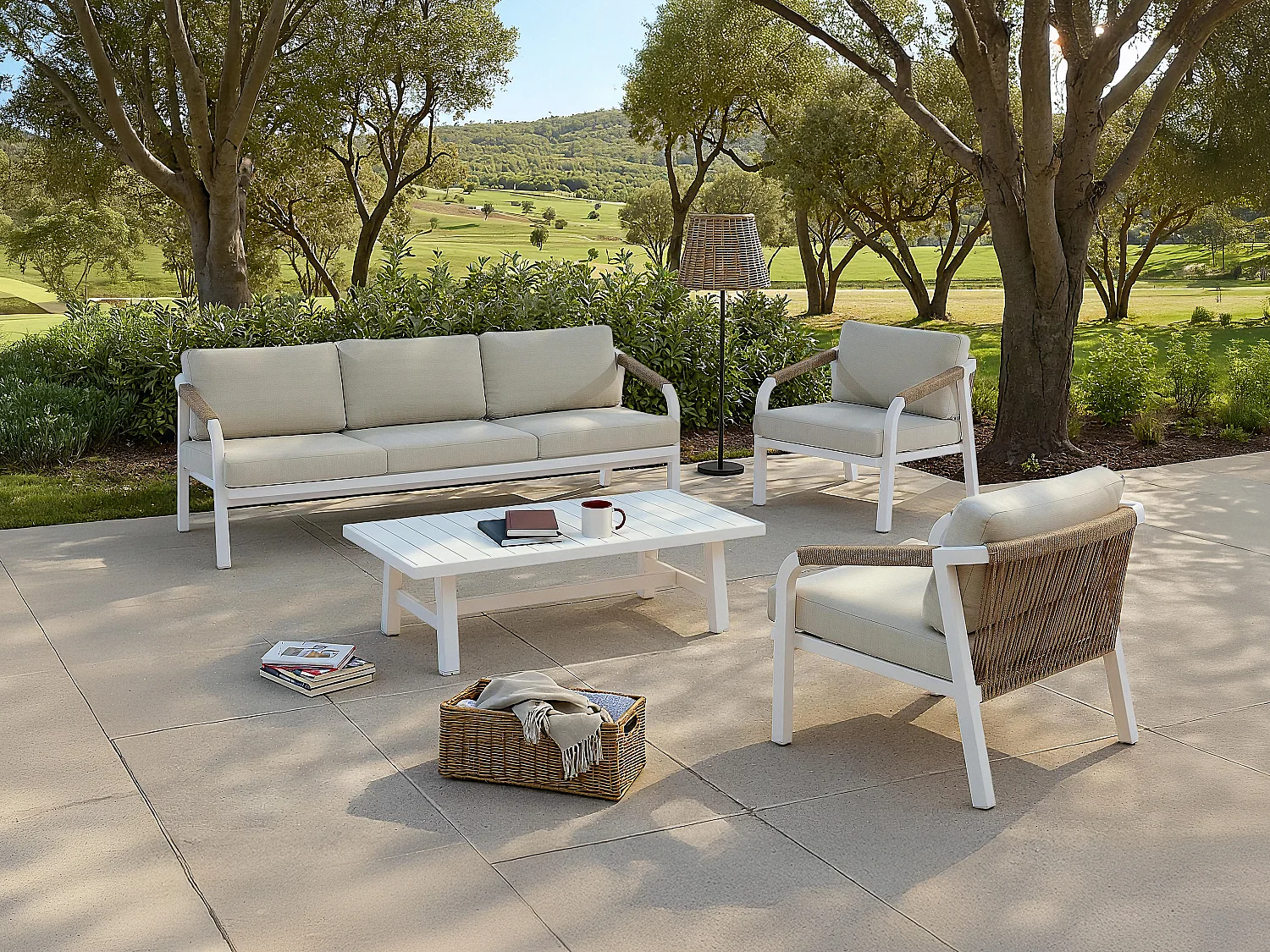 Conjunto de jardim em alumínio e corda: sofá 3 lugares, 2 poltronas e uma mesa de centro – Branco com almofadas bege – LUREYA da MYLIA