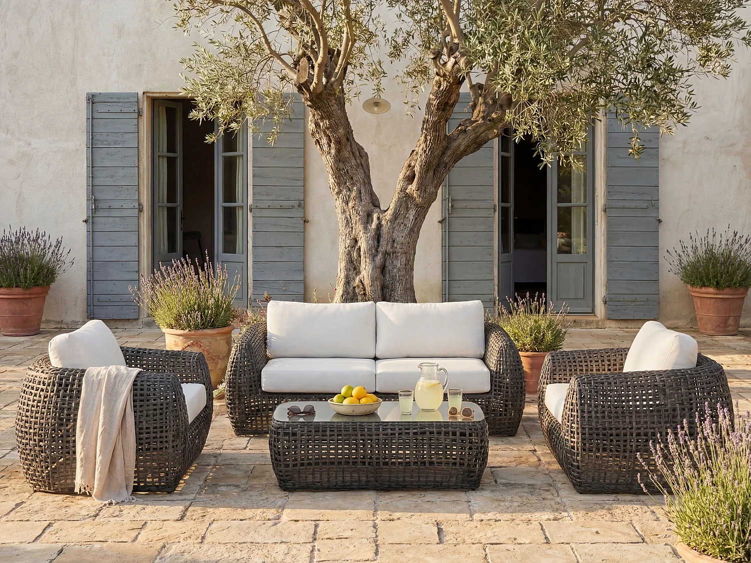 Lot de 2 fauteuils de jardin en résine tressée - Anthracite avec coussins blancs - VEYRO de MYLIA