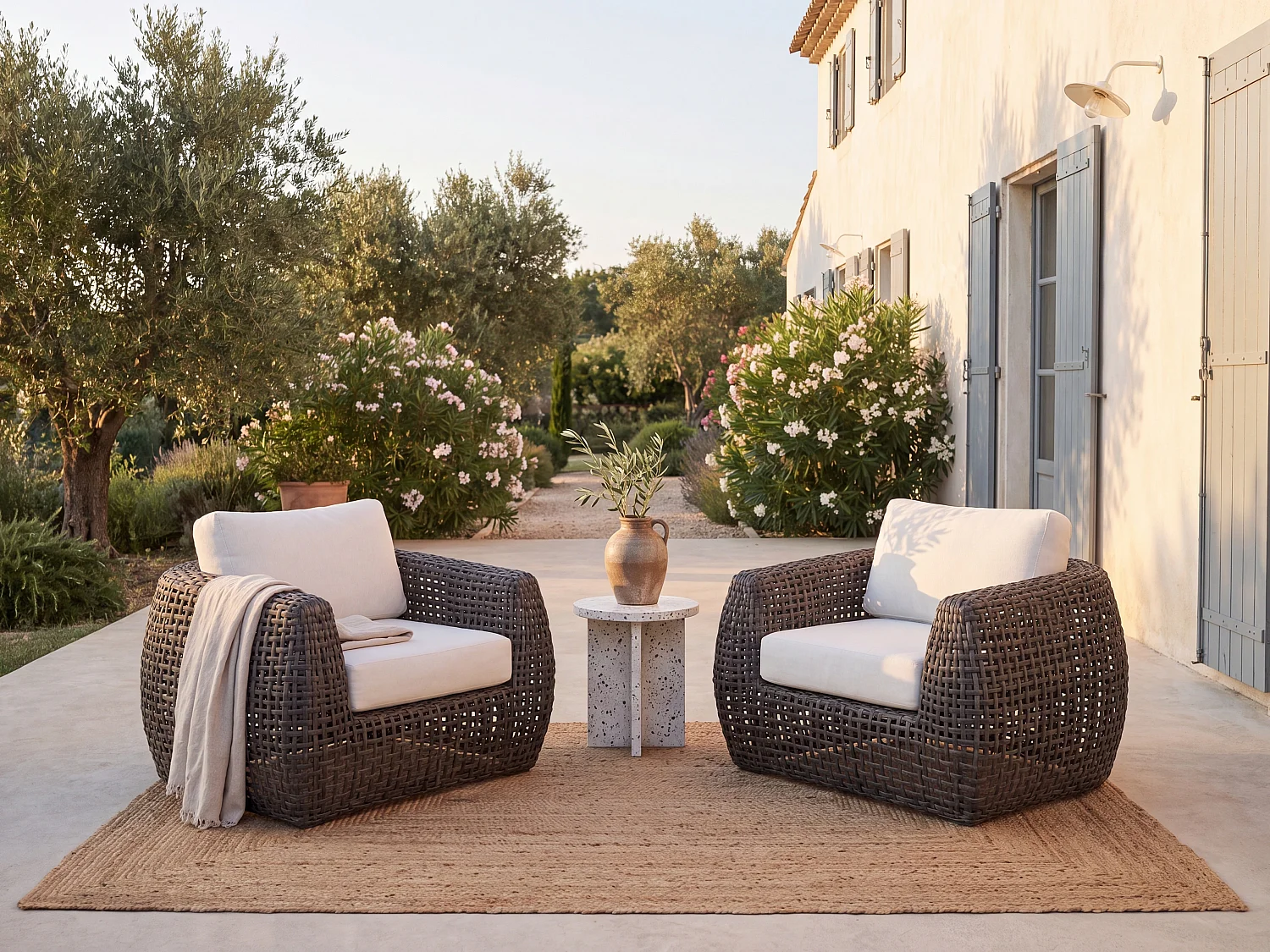 Lot de 2 fauteuils de jardin en résine tressée - Anthracite avec coussins blancs - VEYRO de MYLIA