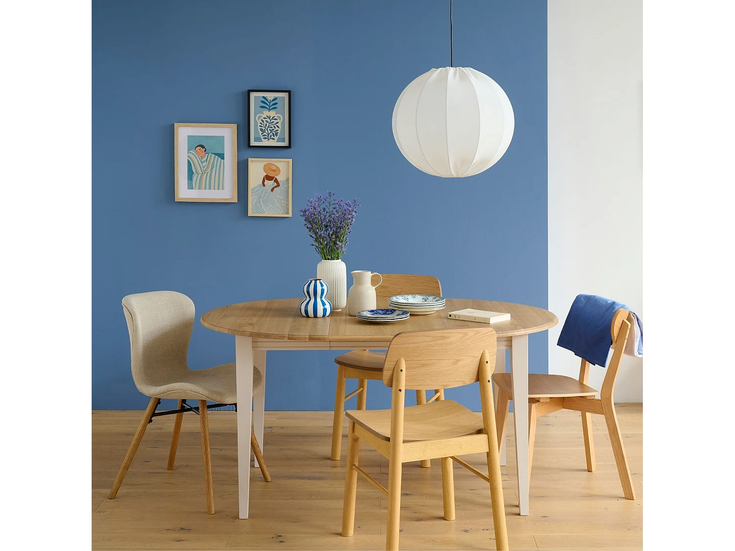 Table ronde extensible en chêne/grège 4/6 places D105 pieds fuseau - VICTORIA