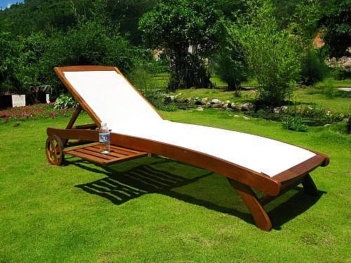 Lettino prendisole in legno e Texilene  con ruote e porta bevande, ideale per piscina e giardino / Default Title